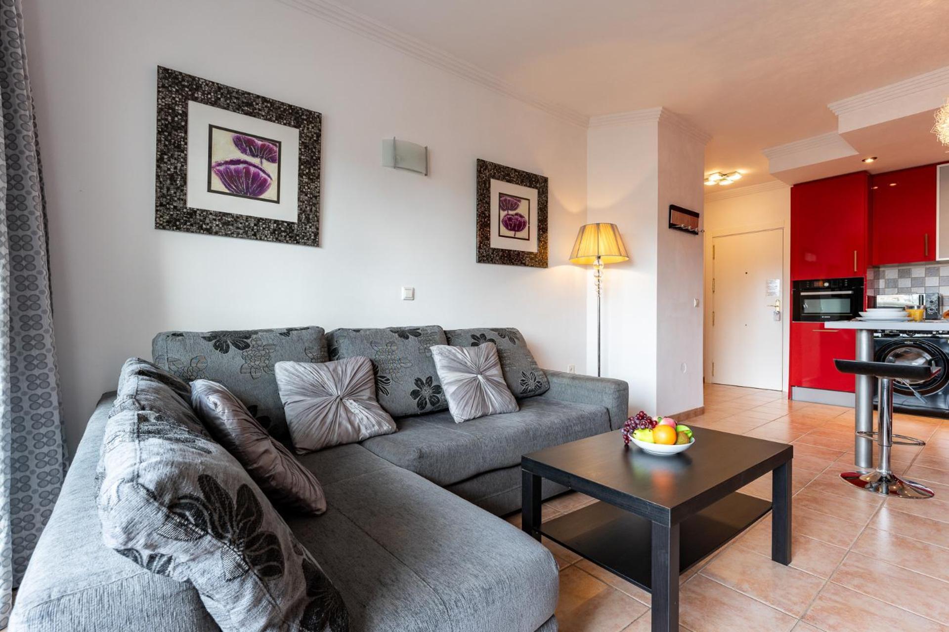 Apartamento Benalbeach Bliss Seafront Retreat With Balcony